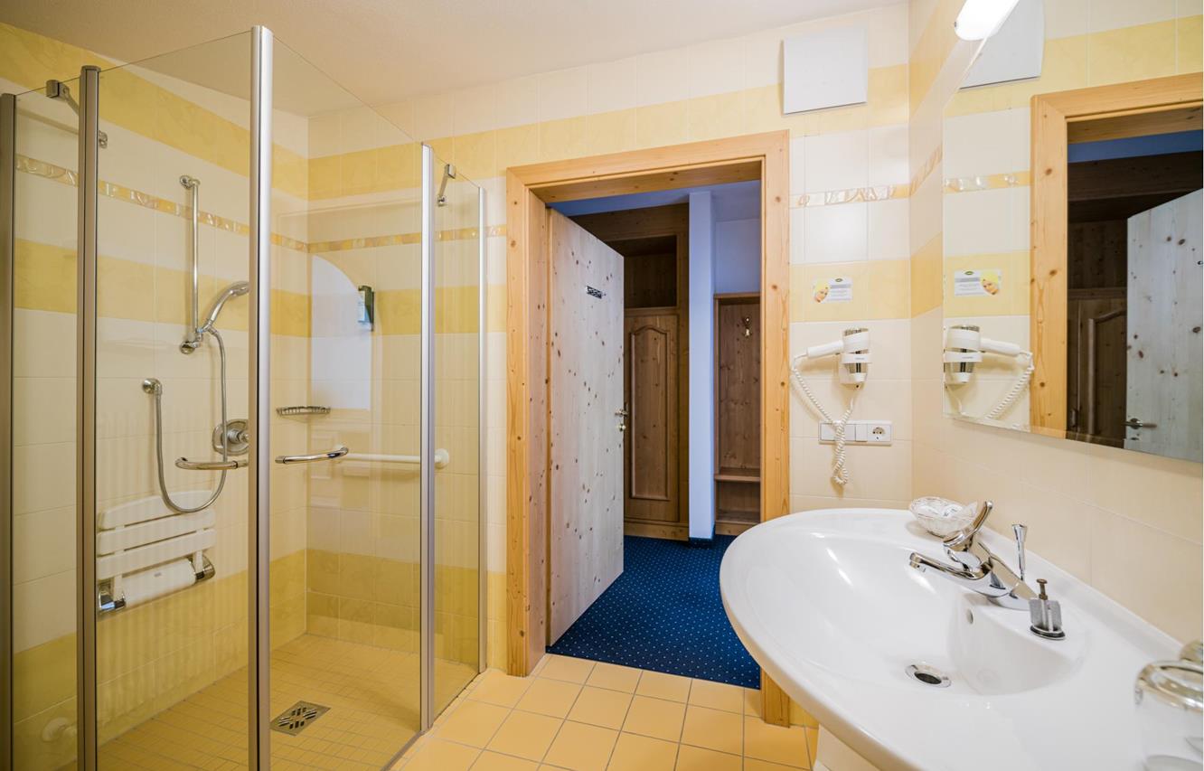 A double room at Hotel Waldheim – the adjoining bathroom