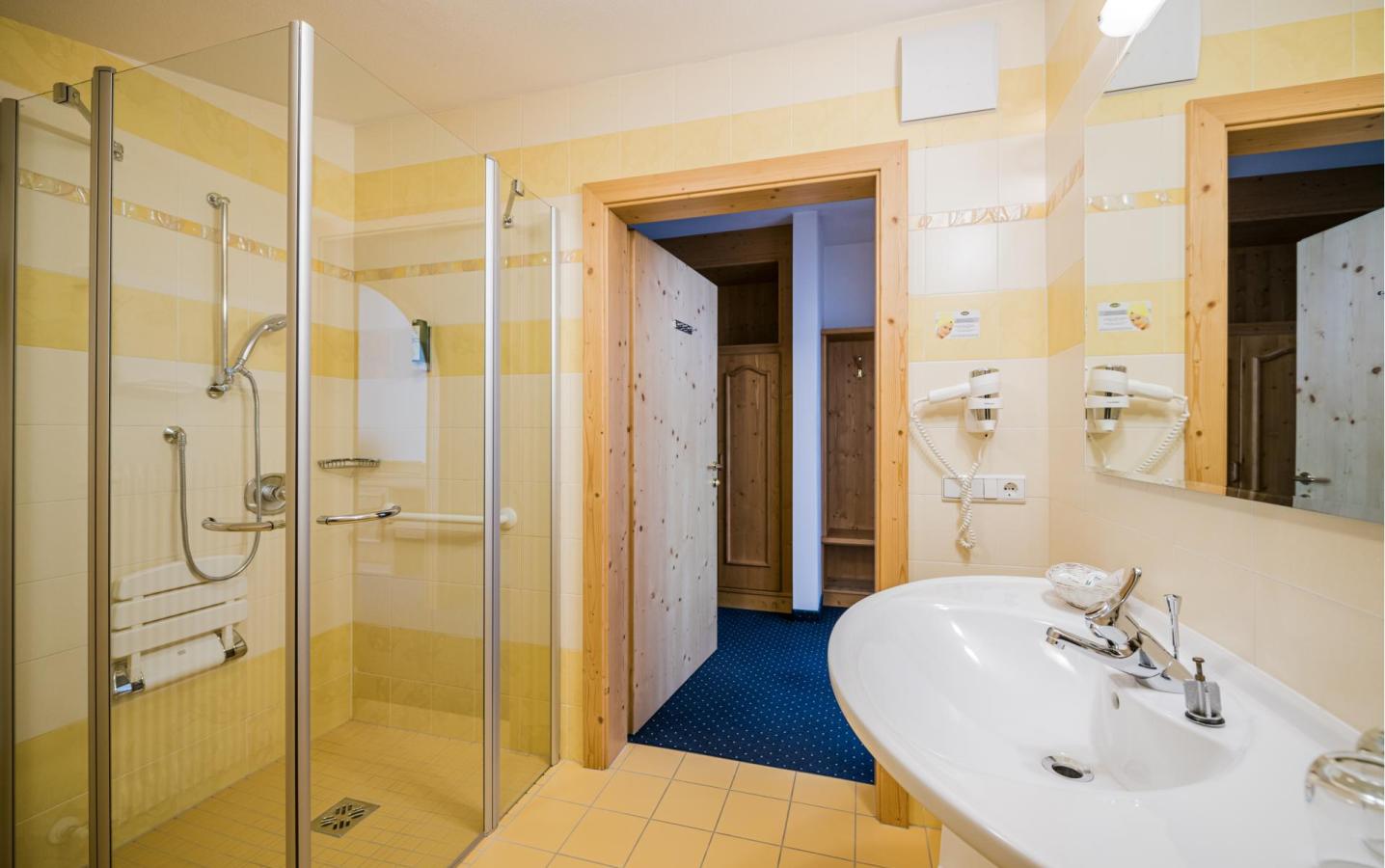 A double room at Hotel Waldheim – the adjoining bathroom