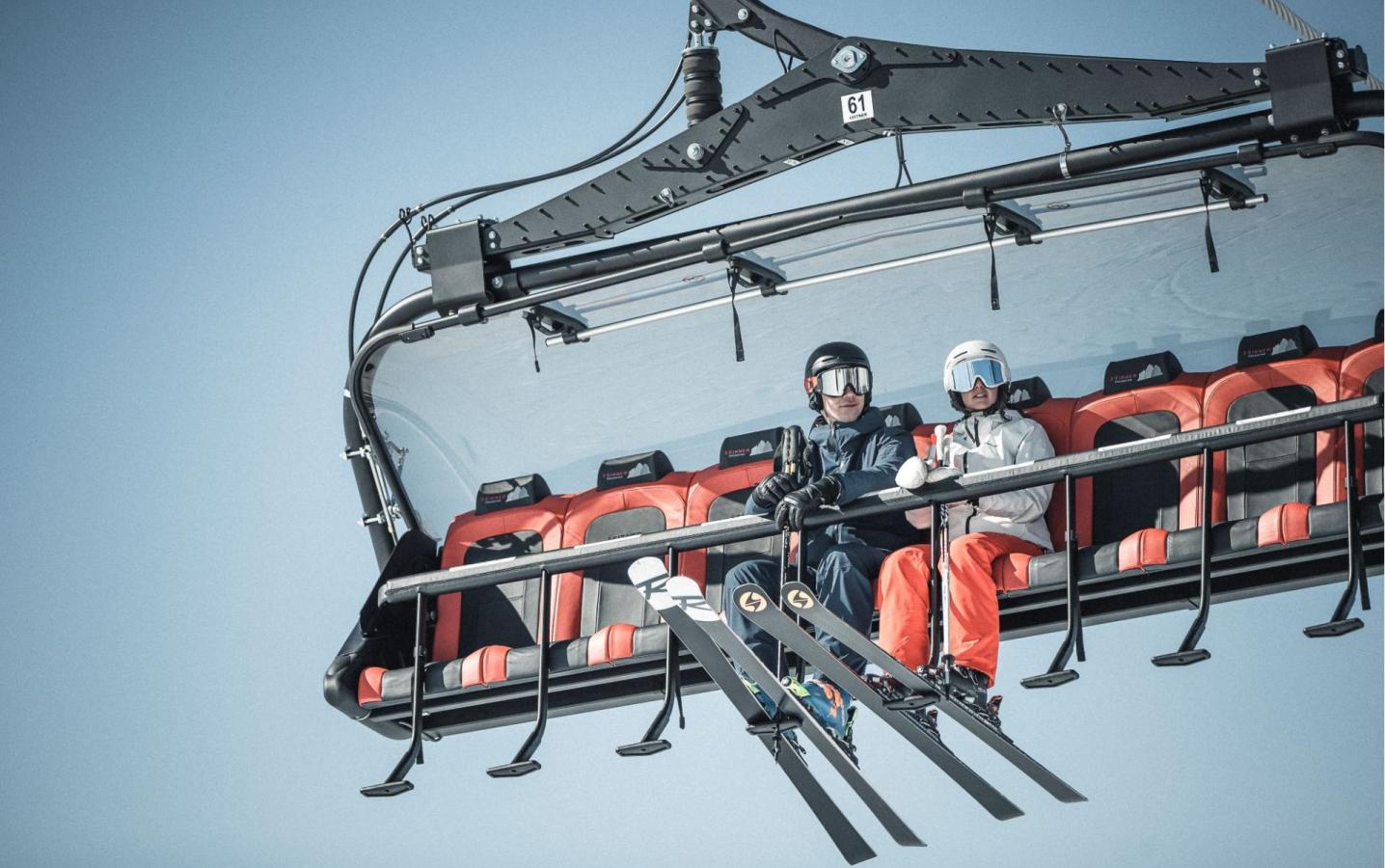 Due persone sedute su una seggiovia