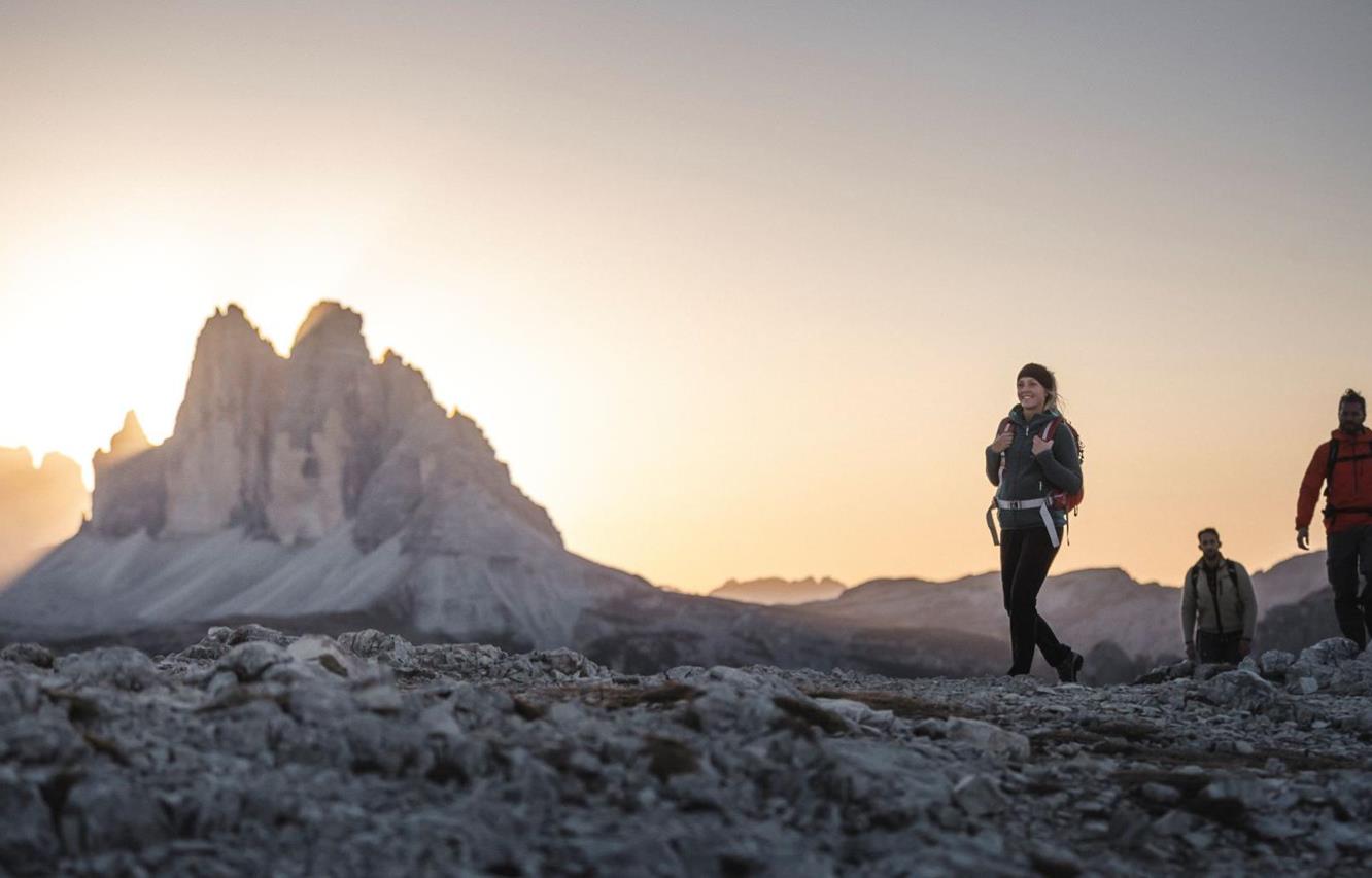 Un uomo e una donna che fanno un'escursione alle Tre Cime