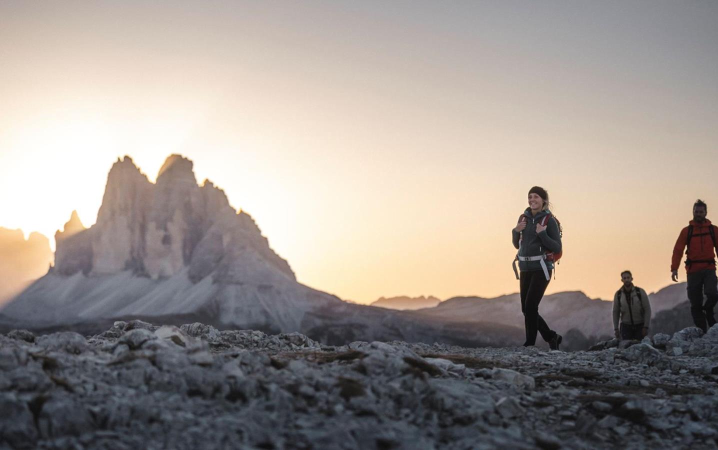 Un uomo e una donna che fanno un'escursione alle Tre Cime