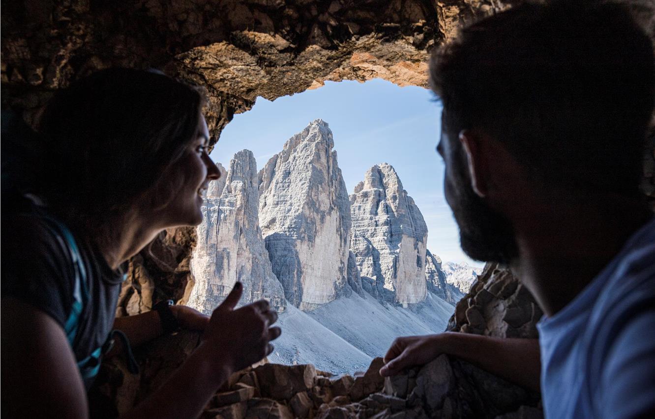 Zwei Alpinisten blicken auf die Drei Zinnen