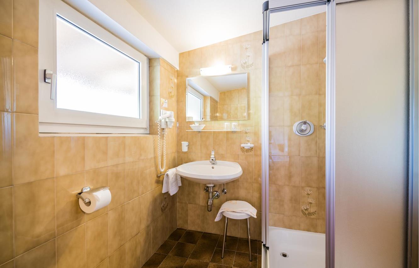 Ein Doppelzimmer im Hotel Waldheim - das dazugehörige Badezimmer