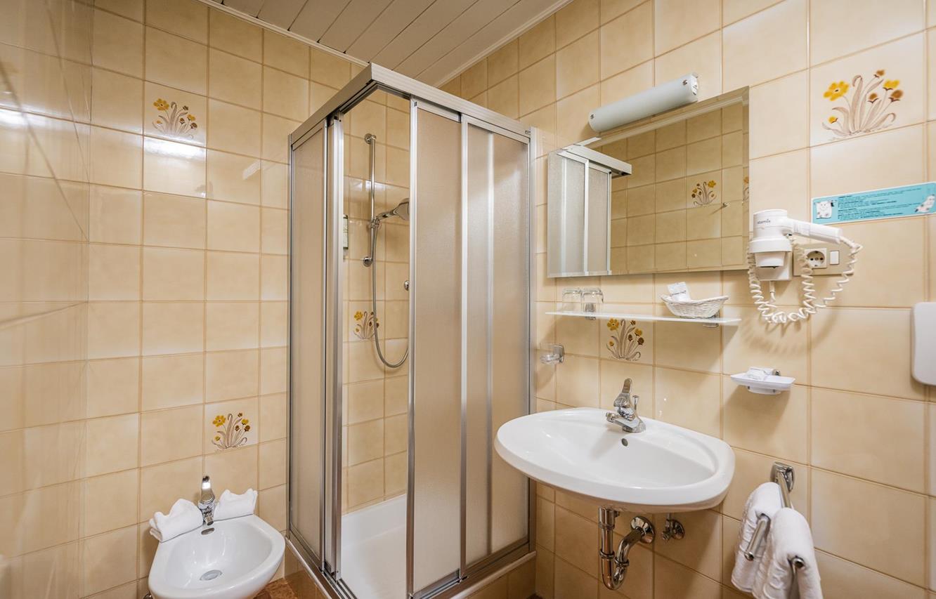 Ein Doppelzimmer im Hotel Waldheim - das dazugehörige Badezimmer