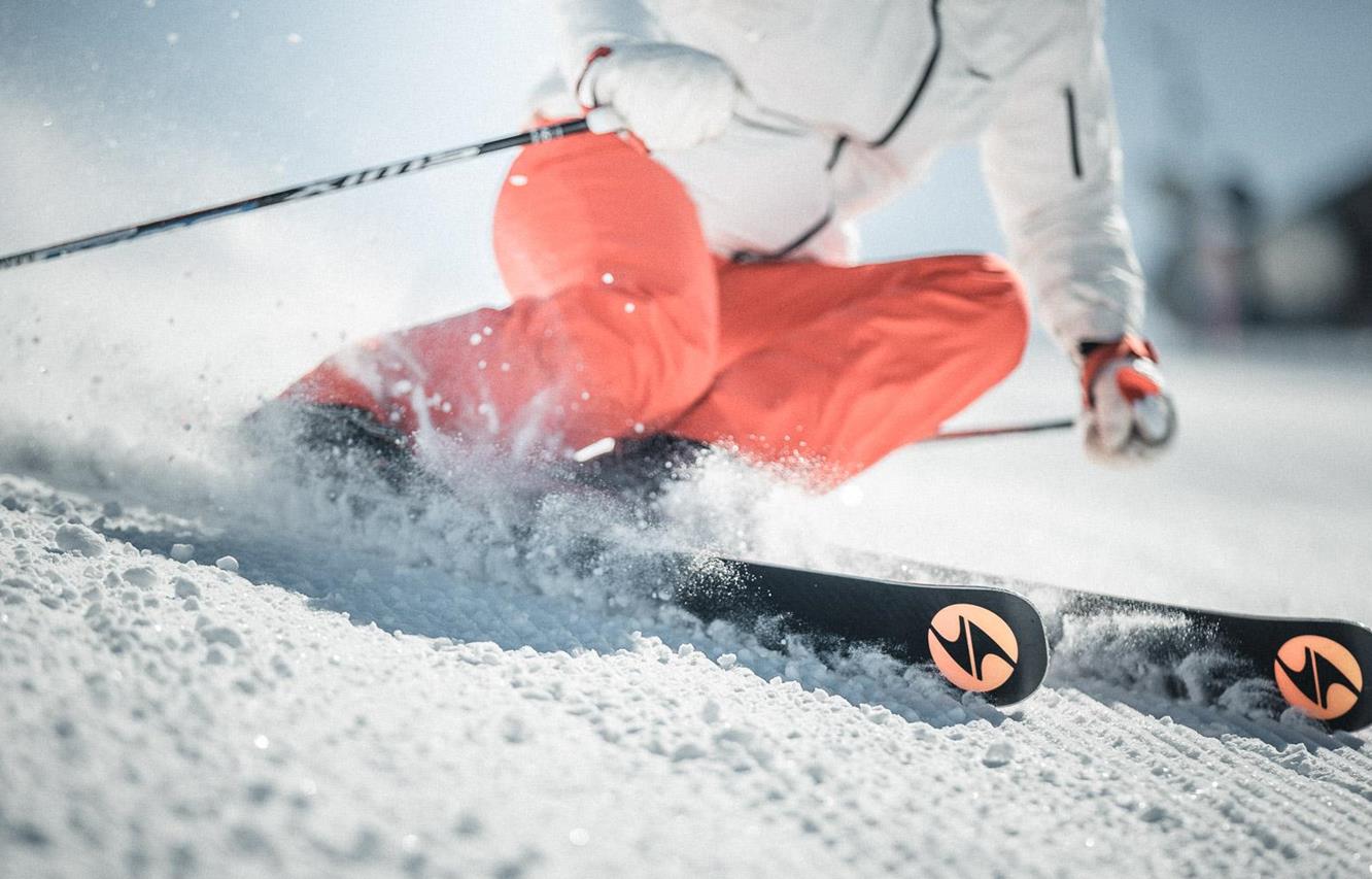 Ein Mann beim Skifahren
