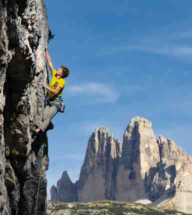 Un arrampicatore nelle Dolomiti