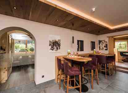 Nel bar dell’Hotel Waldheim, un aperitivo è posato sul tavolo