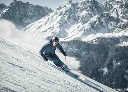 Ein Mann beim Skifahren