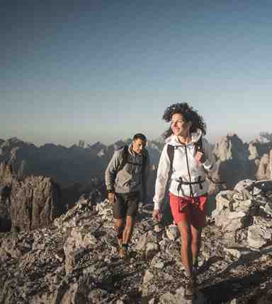 Un uomo e una donna che fanno un'escursione nelle Dolomiti