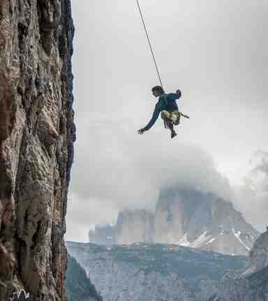 Un arrampicatore nelle Dolomiti