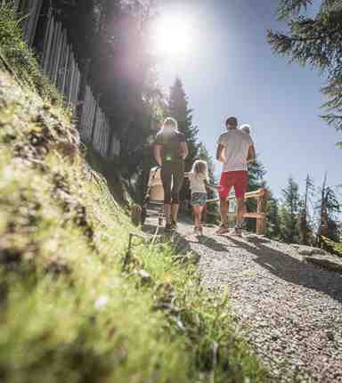 Eine Familie beim Wandern