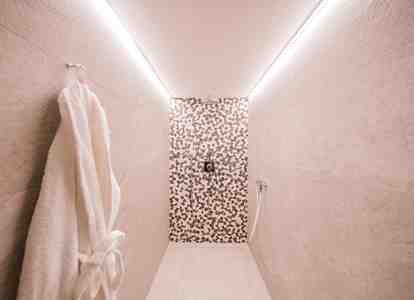 Eine große Dusche im Hotel Waldheim