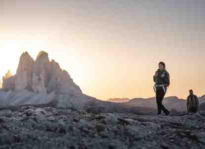 Un uomo e una donna che fanno un'escursione alle Tre Cime