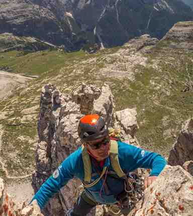 Un arrampicatore nelle Dolomiti