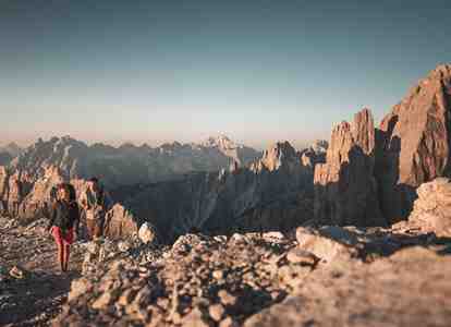 Un uomo e una donna che fanno un'escursione alle Tre Cime