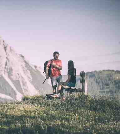 Un uomo e una donna che fanno un'escursione nelle Dolomiti