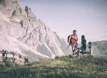 Ein Mann und eine Frau beim Wandern in den Dolomiten