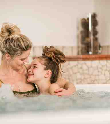 Una donna e un bambino sono seduti nella vasca idromassaggio