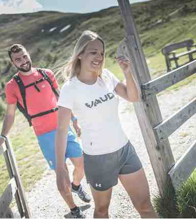 Ein Mann und eine Frau beim Wandern in den Dolomiten