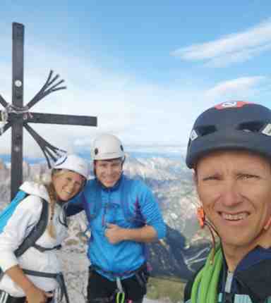 Due uomini e una donna sulla vetta della montagna