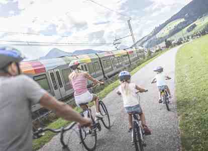 Una famiglia pedala lungo una pista ciclabile