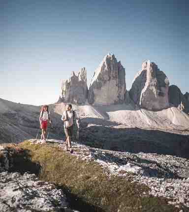 Ein Mann und eine Frau beim Wandern in den Drei Zinnen