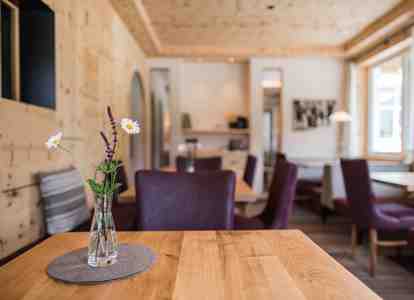 Un vaso di fiori con fiori freschi è posato su un tavolo