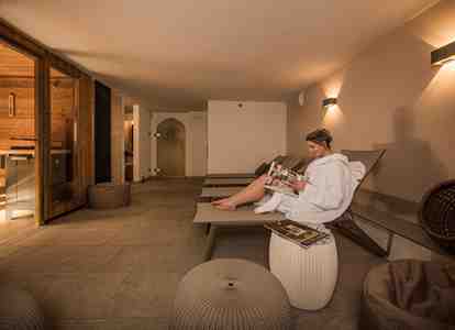 Una donna è sdraiata su una sdraio nella sala relax